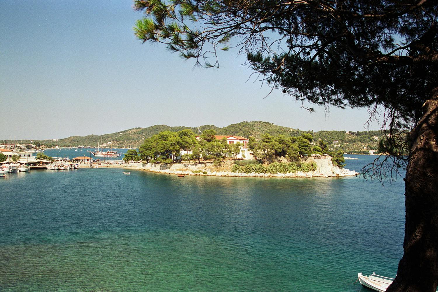 Filmille otettu kuva Välimeren alueen pienestä saaresta. Filmille otettu kuva Välimeren alueen pienestä saaresta.